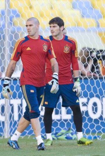 Víctor Valdés junto a Iker Casillas.