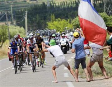 El pelotón recorriendo los 178 km entre Montpellier y el Mont-Ventoux.