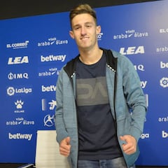 Álex Blanco fue presentado como nuevo jugador del Alavés