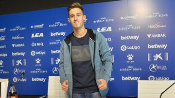 Álex Blanco fue presentado como nuevo jugador del Alavés