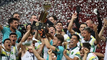 Argentina&#039;s Defensa y Justicia footballers hold the trophy of the Recopa Sudamericana after wining the final football match against Brazil&#039;s Palmeiras at the Mane Garrincha Stadium in Brasilia, on April 15, 2021. (Photo by Buda Mendes / POOL / A