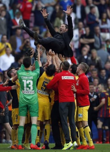 Simeone es manteado por el equipo tras ganar la Liga de 2014 en el Camp Nou. 