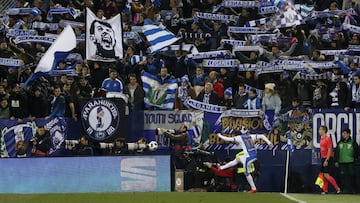 Aficionados del Legan&eacute;s en la grada de Butarque.