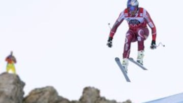 Svindal falla pero queda líder de Copa del Mundo de esquí