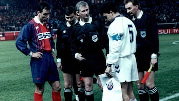 Paul Le Guen, a la izquierda, y Sanchís, a la derecha, instantes antes del partido PSG-Real Madrid de la Recopa de 1994.