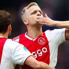 El Ajax mejorará el contrato de Van de Beek, según AD
