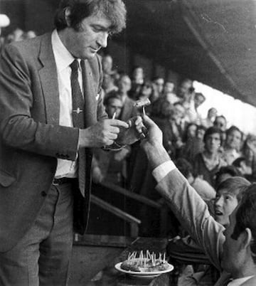 19 de abril de 1981. El doctor Alfonso Cabeza, presidente del Atlético de Madrid a principio de los años 80, convocó a todos los rojiblancos en el Calderón para comer tortilla mientras se disputaba el partido de la jornada 33 de Liga en el Bernabéu contra el Real Madrid (2-0). El peculiar presidente lo hizo como protesta por una supuesta persecución arbitral al Atlético.