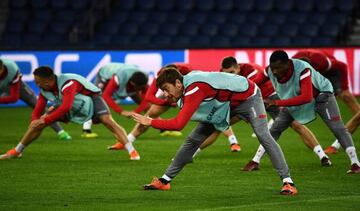 Red Star Belgrade players warm up during a training session at the Parc des Princes stadium in Paris on October 2, 2018, on the eve of the Champions' League football match against Paris Saint Germain