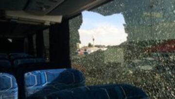 Camión que trasladaría a Pumas en León fue apedreado