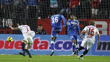 Pedro Ríos y Miku, en una acción de la última victoria del Getafe en Sevilla.