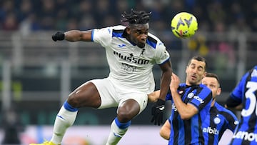 Duván Zapata en un partido de Atalanta en Copa Italia.