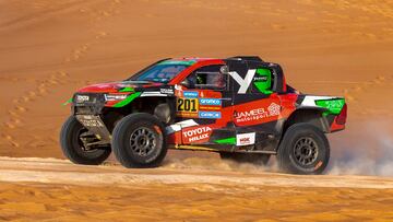 Shubaytah (Saudi Arabia), 16/01/2025.- Yazeed Al-Rajhi of Saudi Arabia and Timo Gottschalk of Germany compete with their Toyota Hilux Overdrive for Overdrive Racing during the eleventh stage of the 2025 Dakar Rally on Shubaytah, Saudi Arabia, 16 January 2025. (Alemania, Arabia Saudita) EFE/EPA/DEMI BAAUW