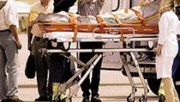 <b>LANCE TRATÓ DE HABLAR CON ÉL.</b> Lance Armstrong llamó por teléfono a Joseba Beloki la noche del lunes, pero no pudo localizarle y le dejó un mensaje en el contestador. Ayer, nada más comenzar la etapa, se acercó al coche de la ONCE para interesarse por el estado de su gran rival. "Su baja es mala para el espectáculo", comentó después. Los corredores de la ONCE partieron de Gap muy bajos de moral, como demuestra la imagen de arriba de Álvaro Galdeano, quien dijo: "Queremos ganar una etapa para dedicársela a él y a Igor".