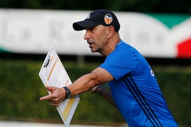 El entrenador español se incorporó al cuerpo técnico encabezado por Gary Neville en febrero de 2016. En marzo de 2016, tras la salida del inglés, se puso a los mandos y no le fue mal al Valencia ese final de temporada. Renovó hasta 2018 pero el pésimo inicio de la temporada siguiente le llevó a la destitución. Sumó un total de 12 partidos al frente del equipo. 