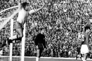 Vava celebra uno de sus dos tantos ante el lamento del portero Misael Escuti y Manuel Rodríguez, durante el partido de la Roja ante Brasil, duelo válido por las semifinales del Mundial de 1962. Fue el primer enfrentamiento entre ambos en Copas del Mundo.