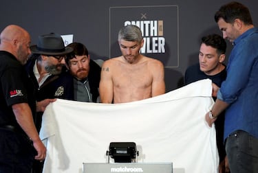 Cuando se trata de subir a la báscula y estar en tu peso en la víspera de un combate, cualquier prenda de ropa sobra, incluso los calzoncillos. Lian Smith puede dar fe de ello. El púgil británico tuvo que quedarse completamente desnudo durante el pesaje público previo a la pelea que le enfrentará a Anthony Fowler en Liverpool.