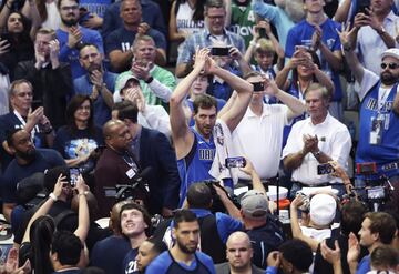 El jugador alemán de los Dallas Mavericks, tras meter 30 puntos ante los Suns, anunció su retirada y disfrutó y emocionó con su último partido en casa.