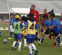 Griezmann hizo de portero en el clinic con los niños japoneses