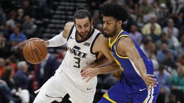 Ricky Rubio, ante Quinn Cook, en la peor derrota de los Warriors en la era Steve Kerr. Los Jazz ganaron de 40 puntos.