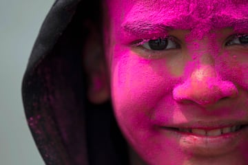 El Holi Festival es uno de los festivales más coloridos que se celebra en el mundo. La fiesta de colores se celebra durante dos días entre finales de febrero y principios de marzo. Los festejos comienzan con la última luna llena del mes lunar hindú (Phalguna). Este festivo acontecimiento se despliega en todo el país, donde una explosión de colores se eleva sobre una multitud que baila y se llena de alegría.