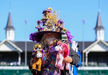 Aficionados a la hípica en el Churchill Downs de Kentucky durante la Kentucky Oaks.