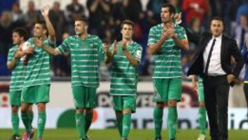 Los jugadores y el entrenador del Cornell&aacute;, Jordi Roger (d), aplauden a sus aficionados 