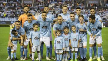 El once inicial del Celta posa en los proleg&oacute;menos del partido contra el Alav&eacute;s en Bala&iacute;dos.