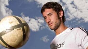 <b>ARTISTA. </b>Óscar Sielva toca el balón en el jardín de su casa familiar, en un reportaje que brindó a AS.