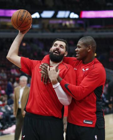 Nikola Mirotic bromea con Cristiano Felicio.