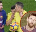 El gesto de Messi tras pedir explicación al árbitro por no ver su gol