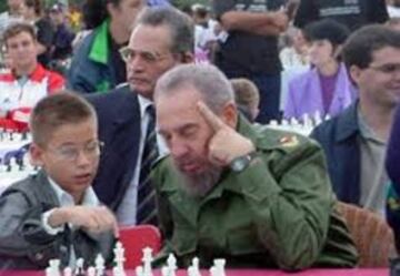 Fidel Castro habla de ajedrez con un niño en un torneo nacional.