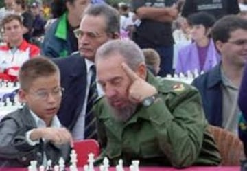 Fidel Castro habla de ajedrez con un ni?o en un torneo nacional.