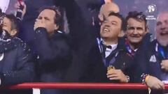 ¡Gallardo eufórico! Lo dio todo sobre el bus en el festejo