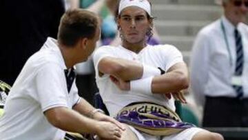 <b>RODILLA DERECHA. </b>Michal Novotny, uno de los fisios, tuvo que entrar para atender a Nadal.