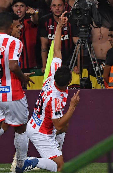 Atlético Paranaense venció en penales a Junior en el Arena da Baixada por el partido de vuelta de la final de la Copa Sudamericana, tras el empate a uno en los 120 minutos. Jarlan Barrera falló penal al minuto 111.