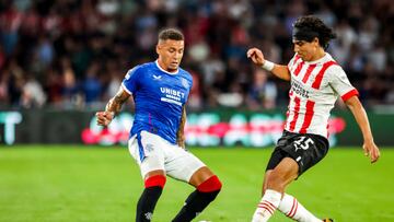 Erick Gutiérrez (der) pelea el balón en el partido de Champions League entre el PSV y Glasgow Rangers.
