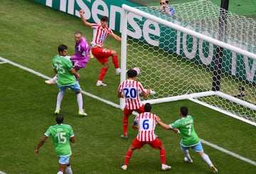 0-2. Crner atltico que juega en corto. Rodrigo de Paul se la da a Marcos Llorente que lanza un misil con la derecha desde el balcn del rea. El baln se estrella en el larguero tras tocar Stefan Frei, bota sobre la lnea y en el rechace, Robin Le Normand devuelve el esfrico a la lnea de gol para que remate a placer Axel Witsel y anotar el segundo.