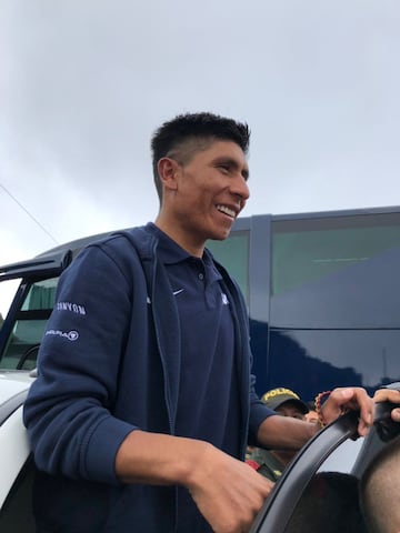 En su cumpleaños, Nairo Quintana fue sorprendido por sus seguidores en el Alto de la Línea. 