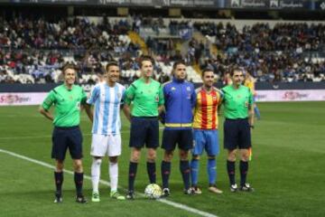 El árbitro González González acompañado por sus asistentes Sánchez Santos y Rubio Palomino, el cuarto árbitro González Hernández y los capitanes Camacho y Alcácer. 