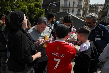 La fiebre por los cromos del Mundial de Qatar ha conseguido que el parque Rivadavia de Buenos Aires, se llene de gente intercambiando cromos. Muchos de ellos hacen fila desde la madrugada para conseguir los pocos sobres disponibles y terminar el albúm del Mundial de Qatar.