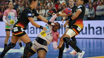 DORTMUND (Germany), 06/12/2025.- Kaba Gassama Cissokho of Spain (C) in action against Aimee Von Pereira of Germany (R) during the IHF Women's Handball World Championship 2025 match between Spain and Germany in Dortmund, Germany, 06 December 2025. (Balonmano, Alemania, España) EFE/EPA/CHRISTOPHER NEUNDORF
