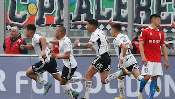 El jugador de Colo Colo, Damián Pizarro, celebra su gol contra Universidad Católica durante el partido de Primera División disputado en el estadio Monumental.