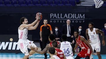 Sergio Llull lanza durante el Real Madrd - Bayern M&uacute;nich de la 6&ordf; jornada de la Euroliga.