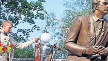 <b>HOMENAJE. </b>Shevchenko brindó la Champions a Lobanovsky.