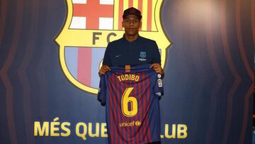 Todibo ya posa como jugador del Bar&ccedil;a.