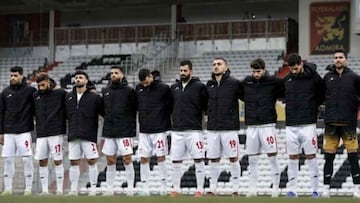 La selección iraní se tapa el escudo con una chaqueta negra en apoyo a las mujeres de su país.