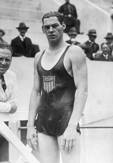 No hay deportista más vinculado al cine que Johnny Weismuller, mejor llamado Tarzán. Nacido en Rumania en 1904, pronto emigró a Estados Unidos donde empezó a destacar como nadador. Ganó hasta seis medallas olímpicas entre los Juegos de 1924 y 1928, bajó por primera vez de un minuto en los 100 libre y de cinco en los 400, y dicen las crónicas que no perdió ni una carrera desde 1921. También jugaba a waterpolo.
Posteriormente, tras un breve paso como modelo, se convirtió en Tarzán y grabó hasta 12 películas. Fue el actor más icónico que representó una saga cotizada en la época dorada del cine en Hollywood.