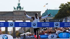 Athletics - Berlin Marathon - Berlin, Germany - September 16, 2018   Kenya&#039;s Eliud Kipchoge celebrates winning the Berlin Marathon and breaking the World Record   REUTERS/Fabrizio Bensch