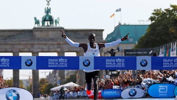 Athletics - Berlin Marathon - Berlin, Germany - September 16, 2018 Kenya's Eliud Kipchoge celebrates winning the Berlin Marathon and breaking the World Record REUTERS/Fabrizio Bensch