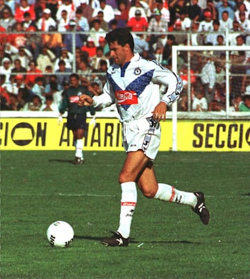 Siguió los pasos de Butragueño, pero un año después. Ambos coincidieron en el Celaya en la temporada 1996-97. Después volvieron a España. Con el Celaya jugó 34 partidos en los que anotó 9 goles.